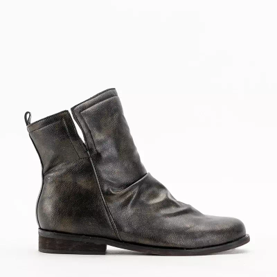 OUTLET Black and gold women's boots from Jetissaa. Footwear