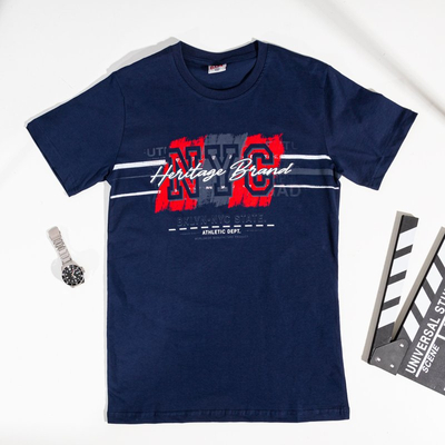 Темно-синяя мужская футболка с принтом