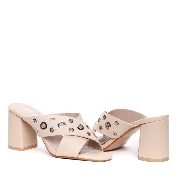 Beżowe klapki na słupku- Obuwie