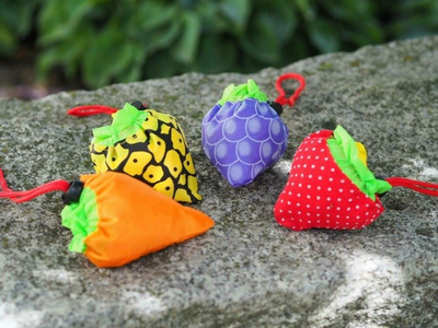 Torebka wielorazowa zwinięta w owoc