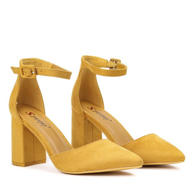 Yellow pumps on the Valentia post - Footwear