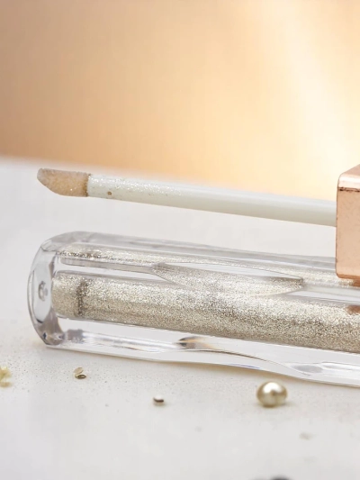 Shiny liquid eyeshadow in the color Polar