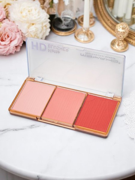 Palette of 3 shades of matte blush for cheeks color Wine Rose