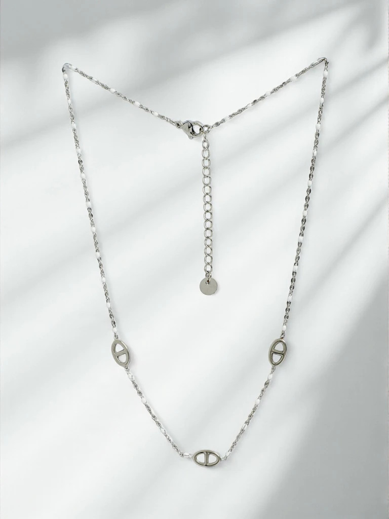 Theodora Milano silver necklace with minimalist style links