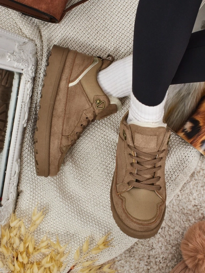 Sneakers for woman wey get fut Faylo