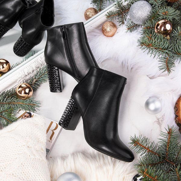 Black boots on a higher post with studs Tevassa - Footwear