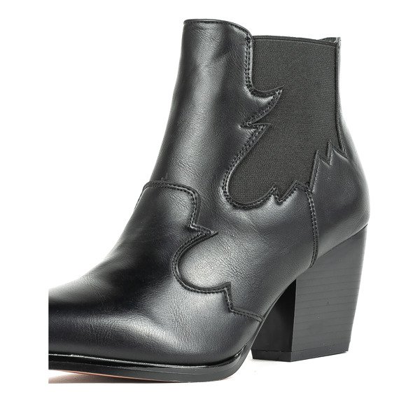 Black boots on the post of the cowboy boots Catenia - Footwear