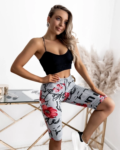 Pelēki un sarkani 3/4 garuma sieviešu šorti ar PLUS SIZE apdruku - Apģērbs