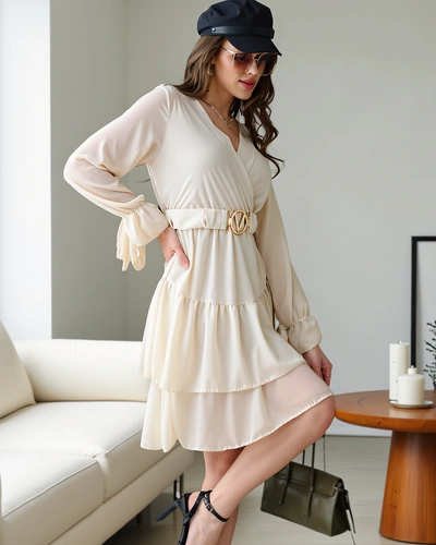 Royalfashion Sieviešu mini kleita ar volāniem un savilktām kakla izgriezumiem