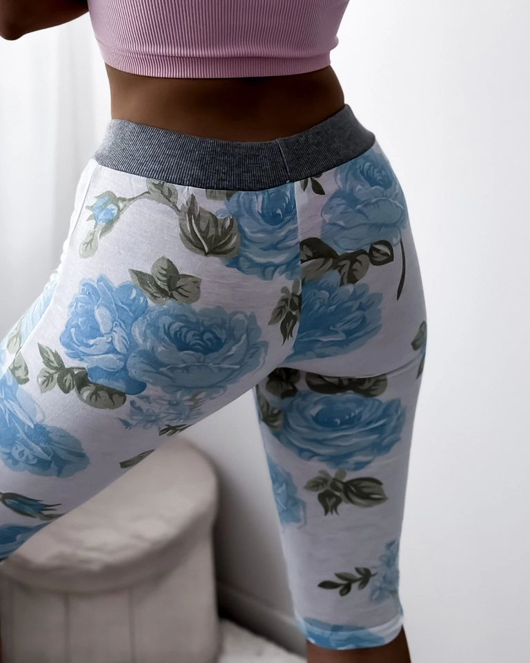 Женские белые шорты длиной 3/4 с голубыми цветами - Одежда