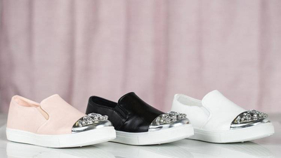 OUTLET Różowe slip on z ozdobnym noskiem Teodara - Obuwie