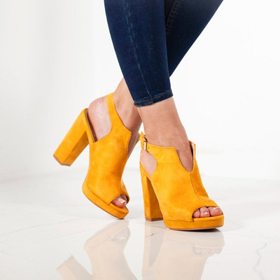 Żółte sandały z cholewką na słupku Benetta - Obuwie