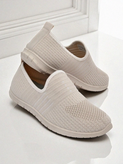 Beežid naistõ slip-onid Callista – kergeq kangast kingäq tasatsõ tallaga