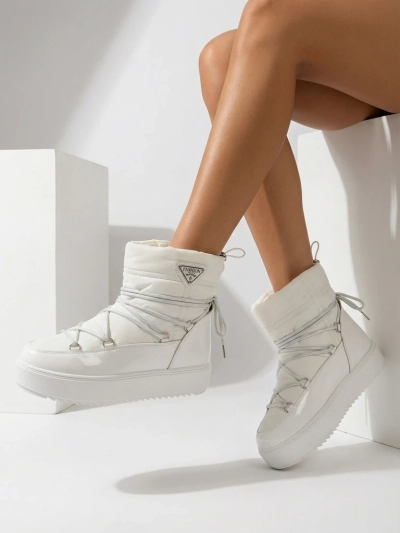 Royalfashion Women's slip-on boots a'la snow boots in white Vevnose