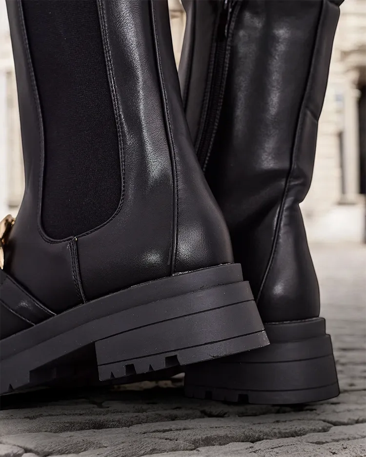 Женские сапоги Royalfashion Romur из искусственной кожи. Высокие женские сапоги из экологической кожи. Модель застегивается на молнию, внутри подкладка из теплого тканевого материала, подошва резиновая. Дополнительно есть гибкий вставка на боковой стороне