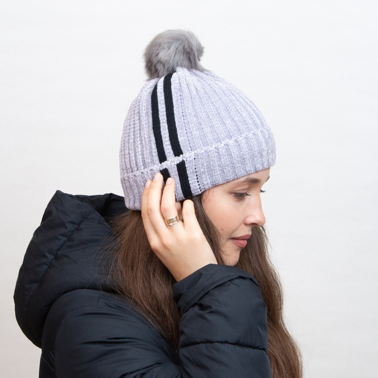 Серый утепленный бини с белыми полосками и помпоном - Аксессуары