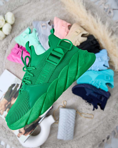 Esmeralda Melnas Kedas uz Zema Papēža