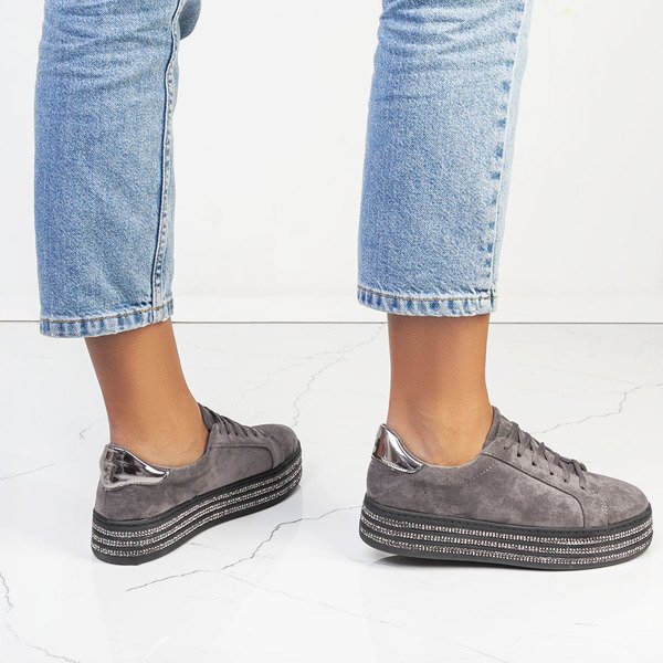 Gray sports shoes on the Vahili platform - Footwear 1