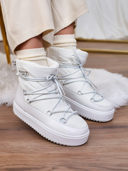 Royalfashion Women's slip-on boots a'la snow boots in white Vevnose
