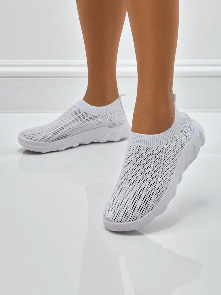 Sneakers da donna bianche Astrea in tessuto traspirante con suola piatta