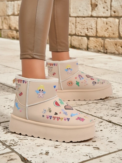 Callisto Angelico seevae fa'amafanafana ma ata a tamaiti i luga o le Beige Platform