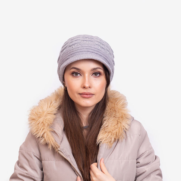 Серая женская шапка с жемчугом