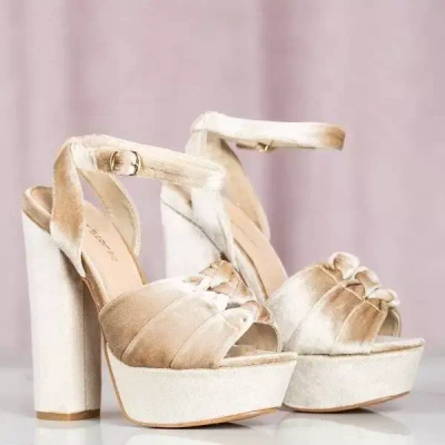 OUTLET Beige sandals on a post Scarrea - Footwear