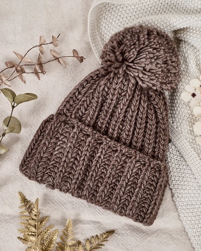 Royalfashion Women's knitted hat with pompom