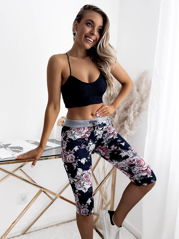 Ziedu 3/4 sieviešu šorti tumši zilā un koraļļu krāsā PLUS IZMĒRS - Apģērbs