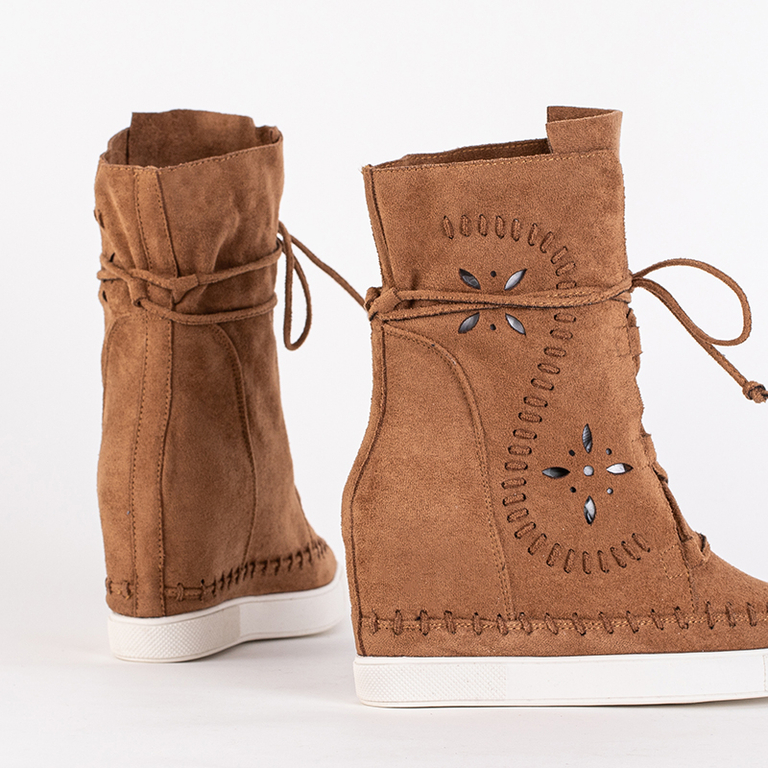 Brown sneakers with an indoor wedge Cinta - Footwear