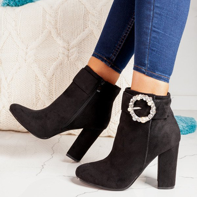 Czarne botki na wyższym słupku z ozdobą Emmaline- Obuwie