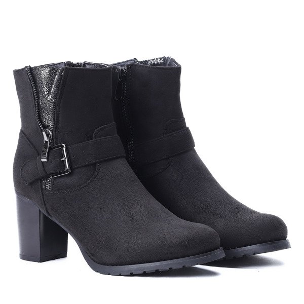 Czarne botki na słupki - Obuwie