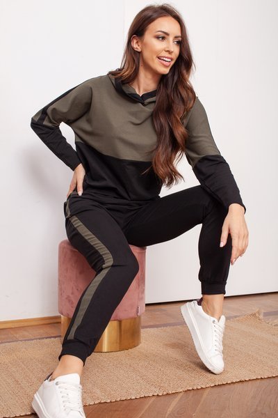 Черный и зеленый женский спортивный костюм в полоску - Одежда