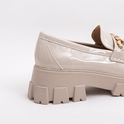 Light beige women's lacquered half shoes with chain Ginevra - Footwear