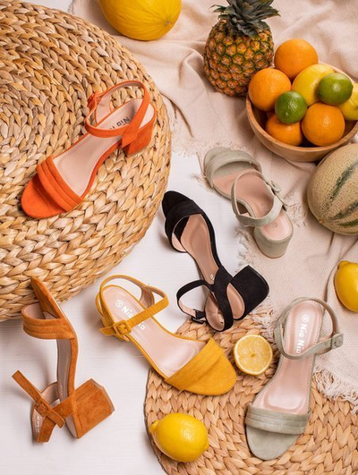 Mustard women's sandals on a low post Niusty - Footwear