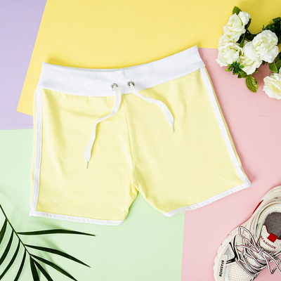 Желтые шорты с лампасами для девушек