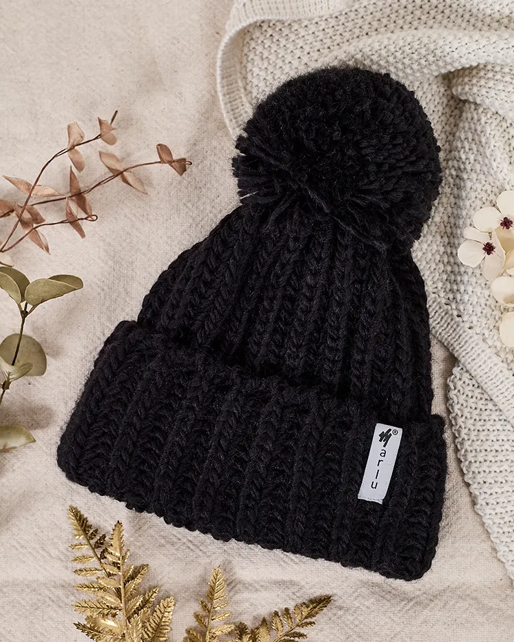 Royalfashion Women's knitted hat with pompom