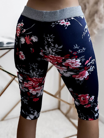 Rakstaini 3/4 sieviešu šorti tumši zilā un sarkanā krāsā. Liela izmēra apģērbs