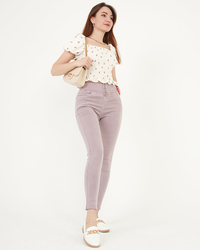 Женские брюки розового цвета с декоративными пуговицами