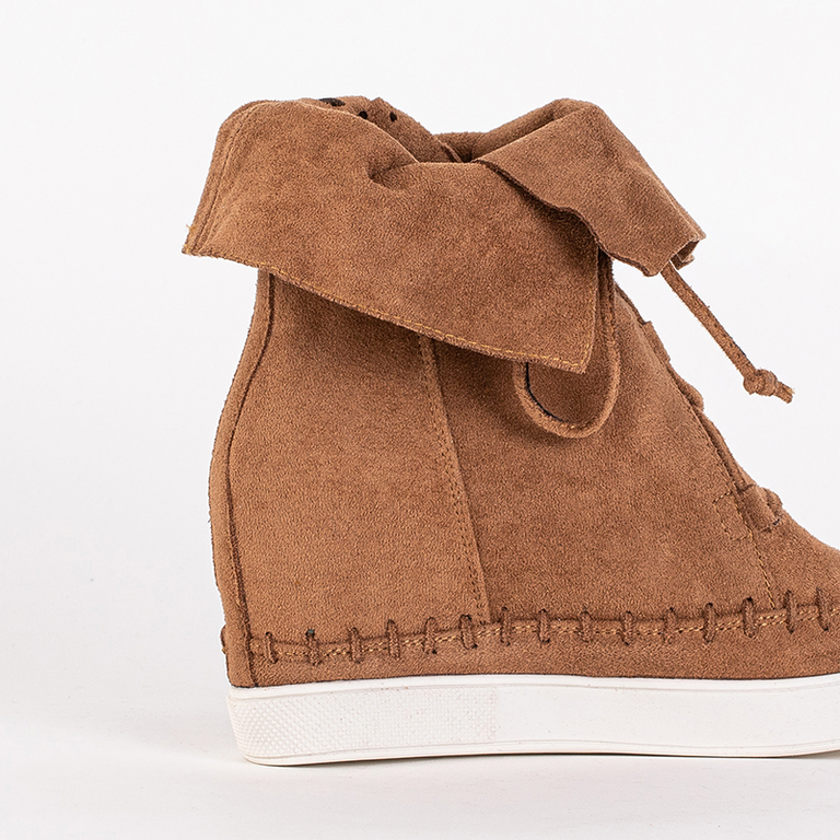 Brown sneakers with an indoor wedge Cinta - Footwear