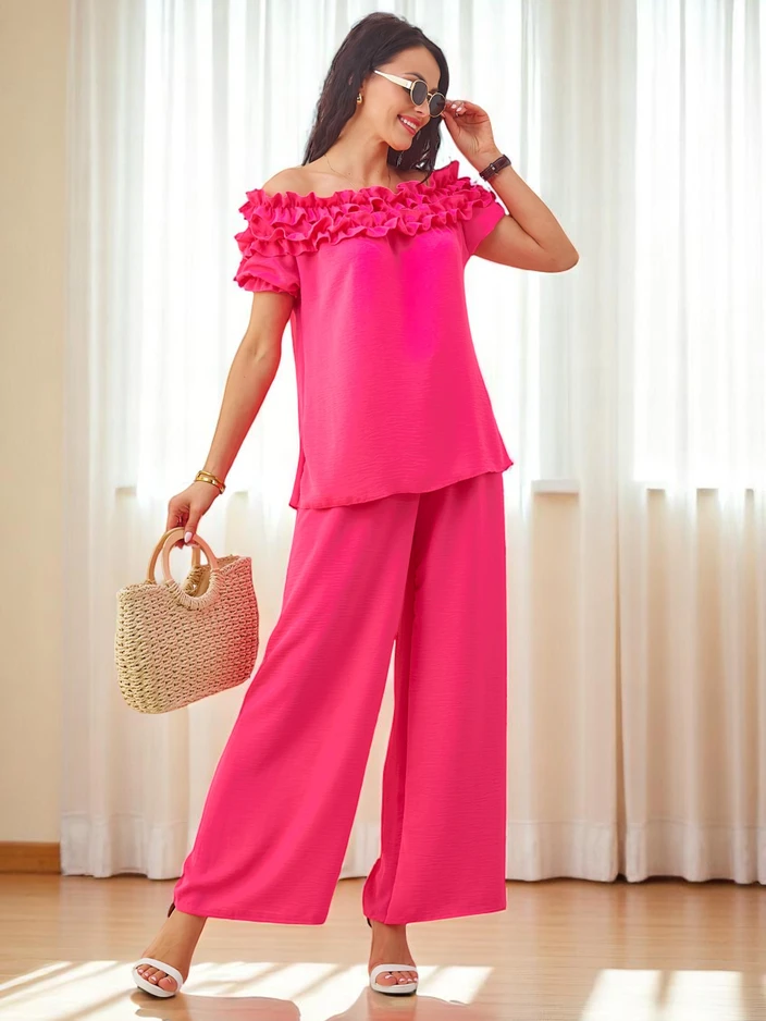 Royalfashion Sieviešu komplekts ar plecus atstarojošu blūzi ar īsām piedurknēm un dekoratīvu kakla izgriezumu, kā arī platām biksēm