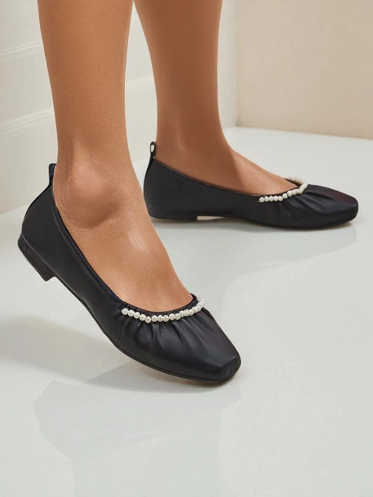 Baleriny Callisto Nero – Czarne baleriny z ekoskóry z perełkami, płaski obcas