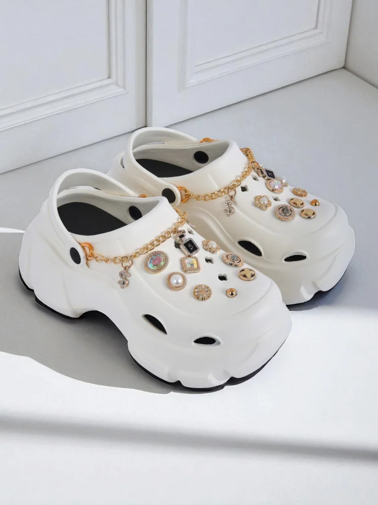 Caligae Aurelia Bianca sandals with chain decorations in glamour style