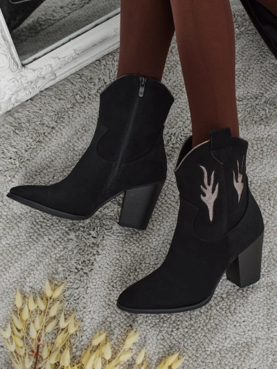 Женские ковбойские ботинки на каблуке с декоративными вставками Cendria