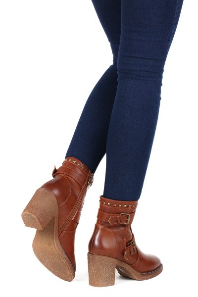 Botki na słupku - kolor camel  - Obuwie