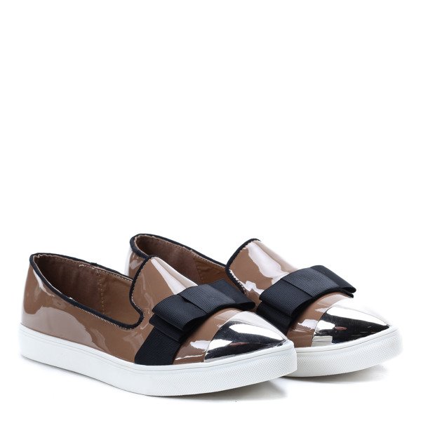 Slip on z lakierowanym noskiem w kolorze khaki Barbara- Obuwie