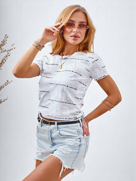 Royalfashion Sieviešu kokvilnas T-krekls ar sānu savilkumiem, uzrakstiem un spīdumiem