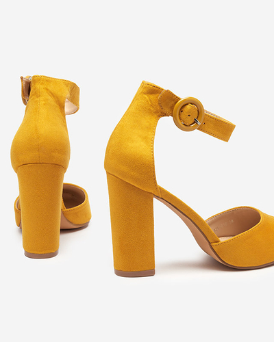 OUTLET Mustard women's sandals on the Nastio post - Footwear