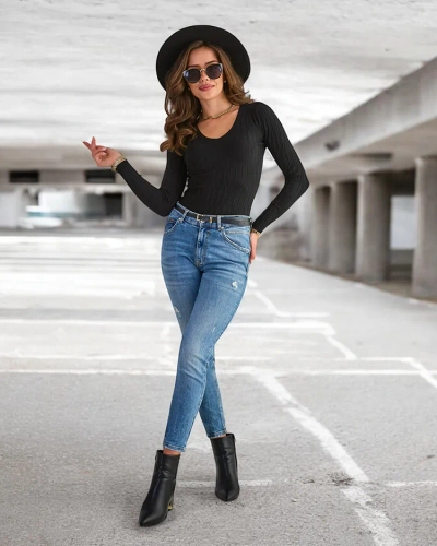 Черный женский свитер с V-образным вырезом