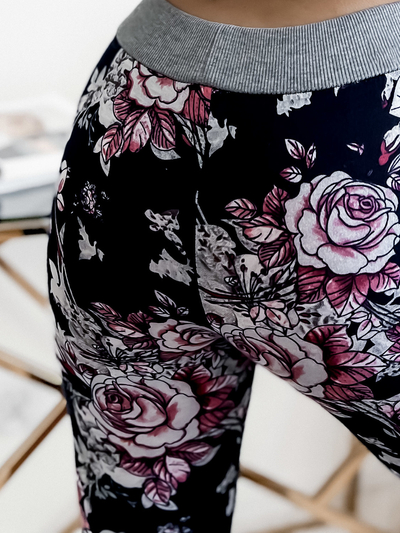 Tumši zili un rozā sieviešu 3/4 šorti ar ziedu rakstu PLUS IZMĒRS - Apģērbs